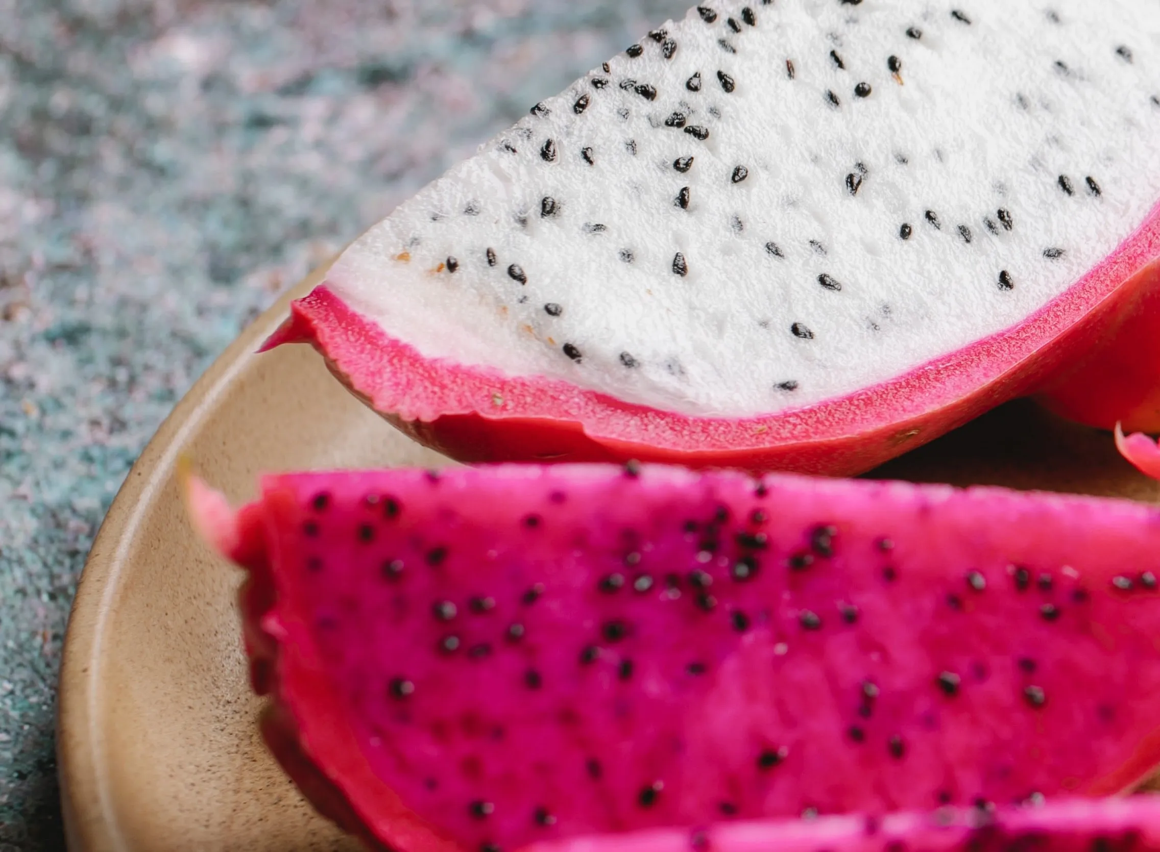 Frisch aufgeschnittene Drachenfrüchte mit weißem und pinkem Fruchtfleisch, um die Vielfalt der Pitaya zu zeigen.