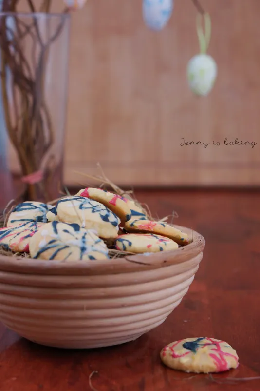 Frisch aus dem Ofen: Osterplätzchen aus Schmandteig auf einem Backblech, bereit zum Abkühlen und Verzieren.