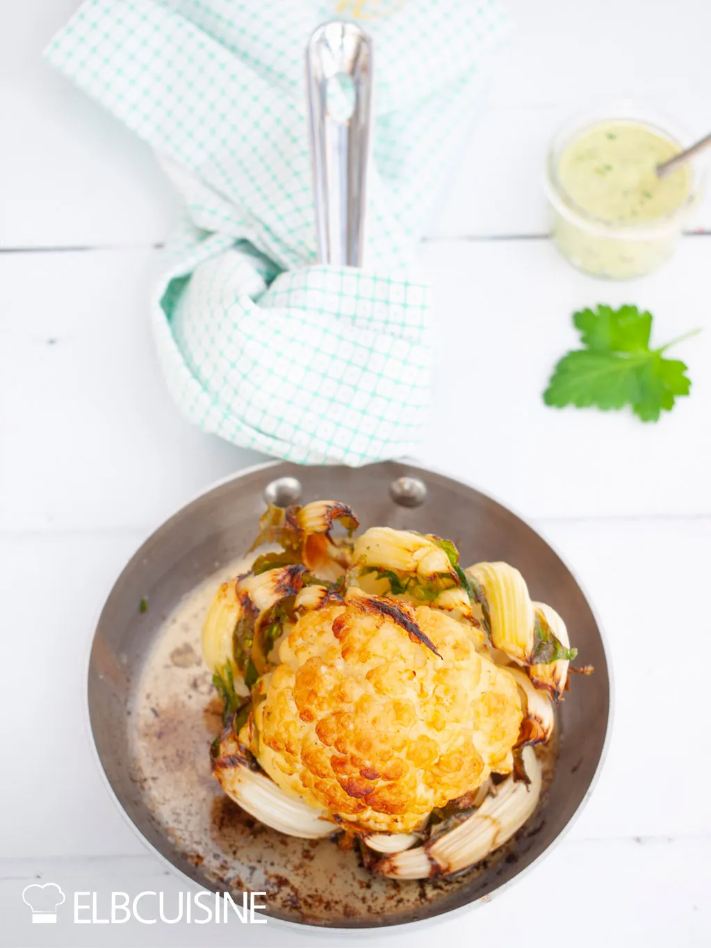 Frisch aus dem Ofen: Saftiger Blumenkohl nach einem der beliebtesten Ottolenghi Rezepte, goldbraun geröstet