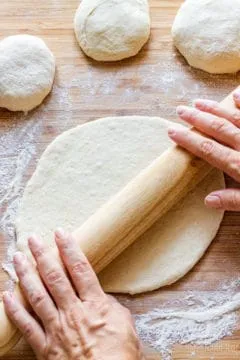 Frisch ausgerollte Langos-Fladen liegen bereit zum Frittieren