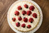 Frisch dekorierter Marienkäfer-Geburtstagskuchen auf einem Kuchenteller