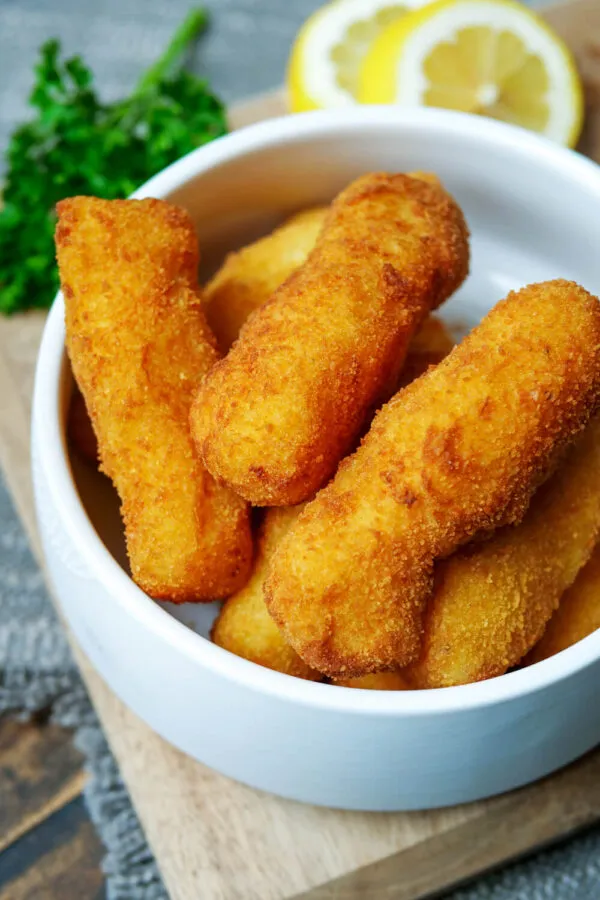 Frisch frittierte, knusprige Kroketten in einer Servierschale