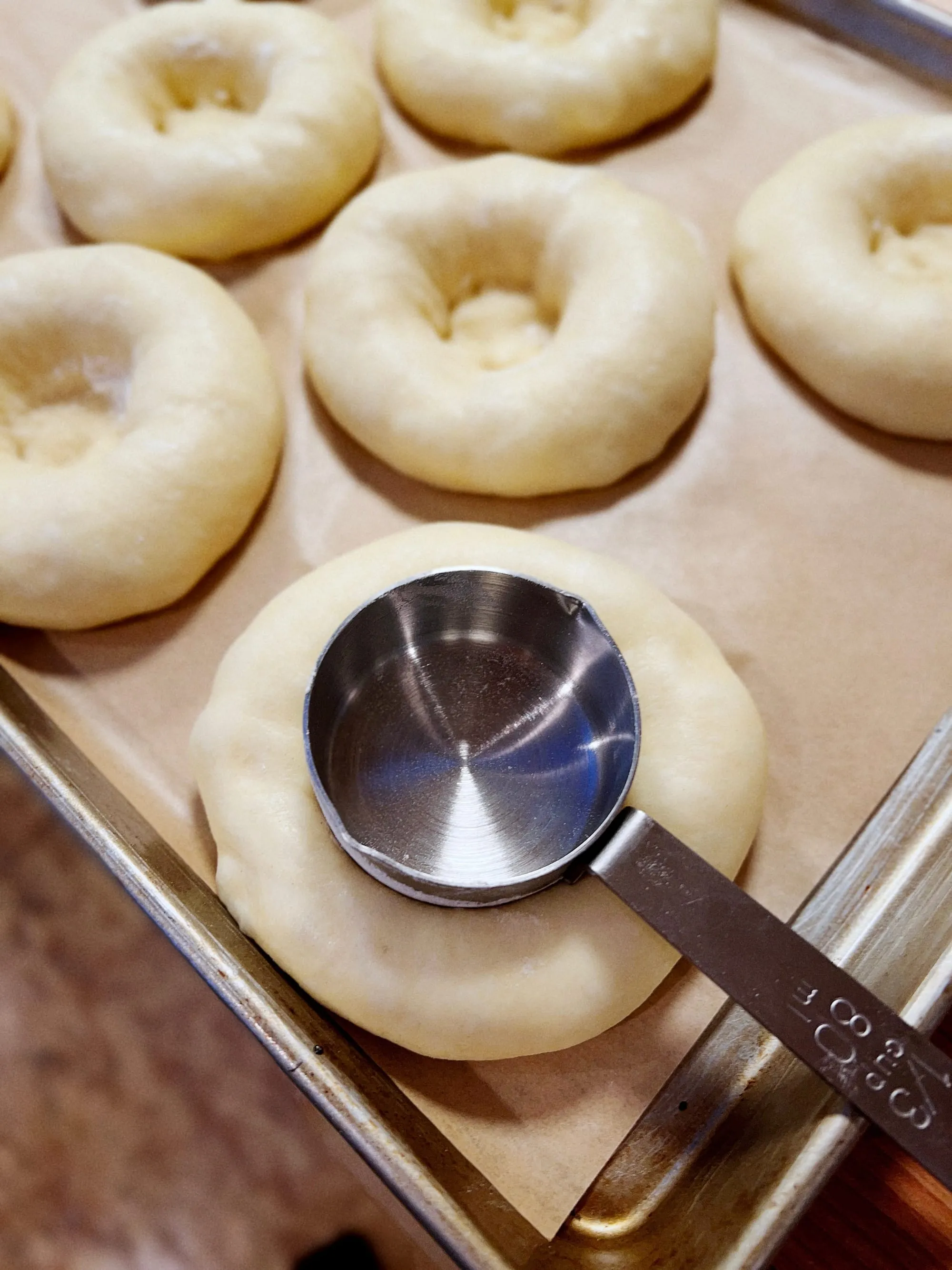 Frisch gebackene Apfel-Crumble Kolatschen auf einem Backblech, ideal für ein deutsches Sonntagsfrühstück.