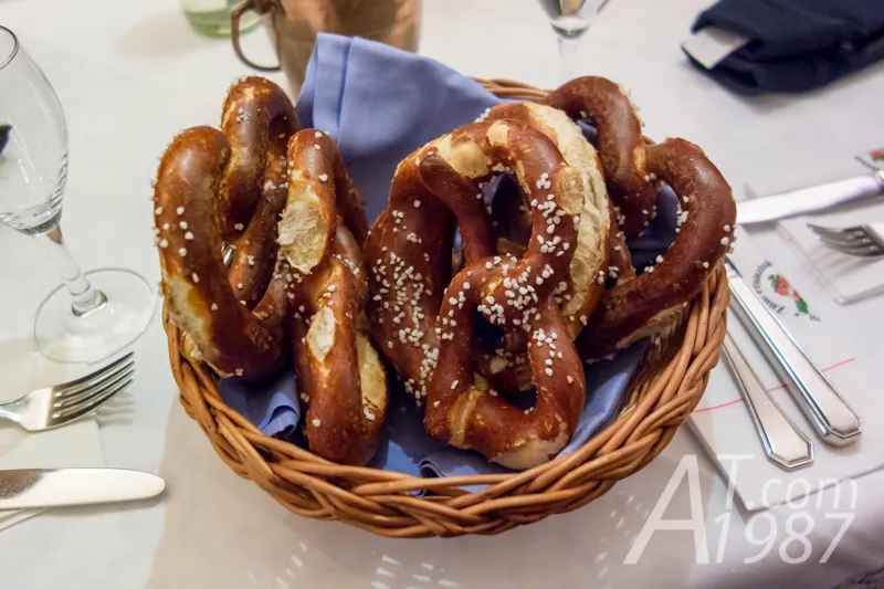 Frisch gebackene Brezn als Vorspeise im Zum Franziskaner