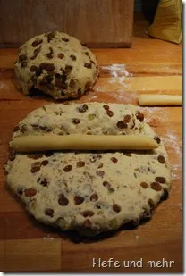 Frisch gebackene Christstollen nach dem Bestreichen mit Butter und Zucker, bereit zum Einpacken