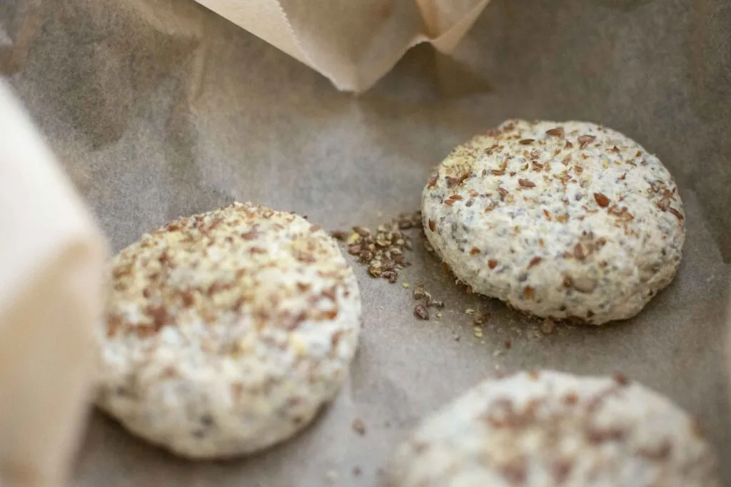Frisch gebackene, dunkle Leinsamenbrötchen als gesunde Brot-Alternative in der Louwen-Diät