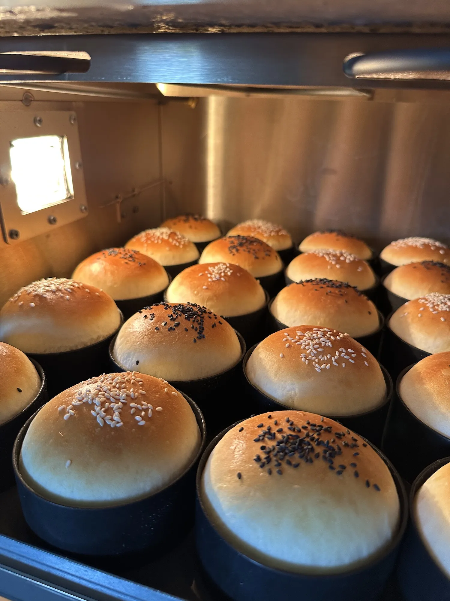 Frisch gebackene, goldbraune Burger Brötchen direkt aus dem Ofen