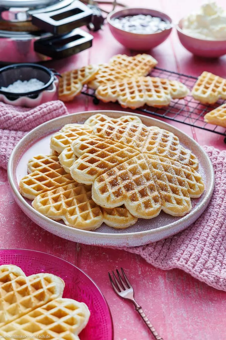 Frisch gebackene Herzwaffeln mit Puderzucker, bereit zum Genießen.