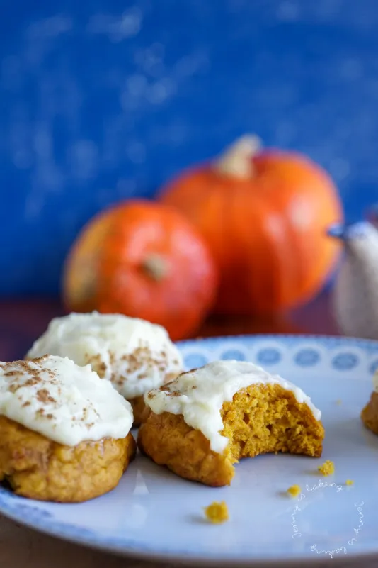 Frisch gebackene Kürbis-Cookies vor dem Auftragen der üppigen Frischkäse-Glasur