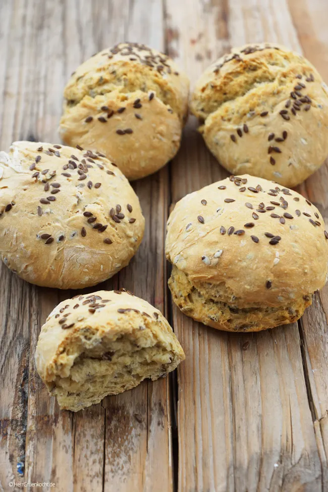 Frisch gebackene Leinsamenbrötchen ohne Hefe auf einem Backgitter