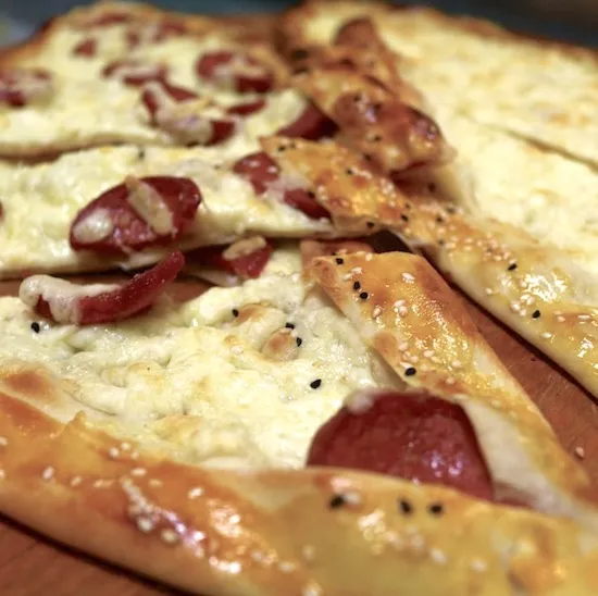 Frisch gebackene Pide in der Bäckerei Halil Ibrahim