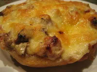 Frisch gebackene Pizza Brötchen mit geschmolzenem Käse und herzhaftem Belag, perfekt als deutscher Snack