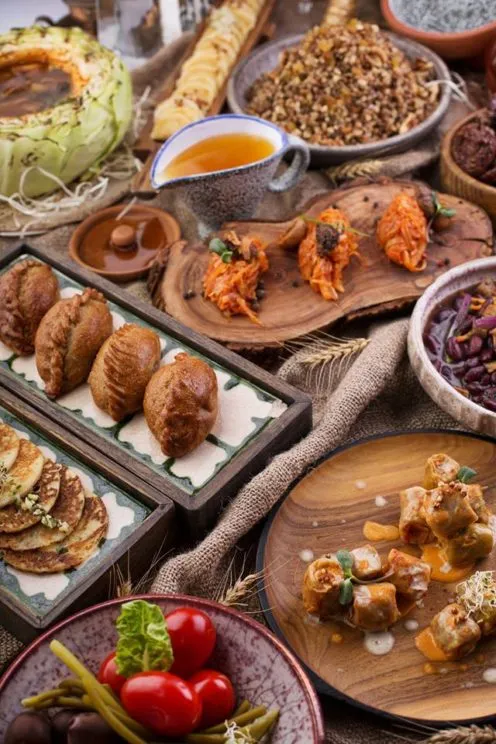 Frisch gebackene Pyrohy (Teigtaschen) mit verschiedenen Füllungen, ein vielseitiges ukrainisches Gebäck.