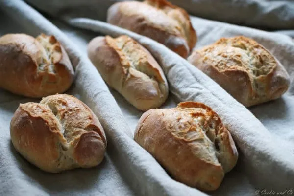 Frisch gebackene rustikale Bauernkrusties mit goldbrauner Kruste
