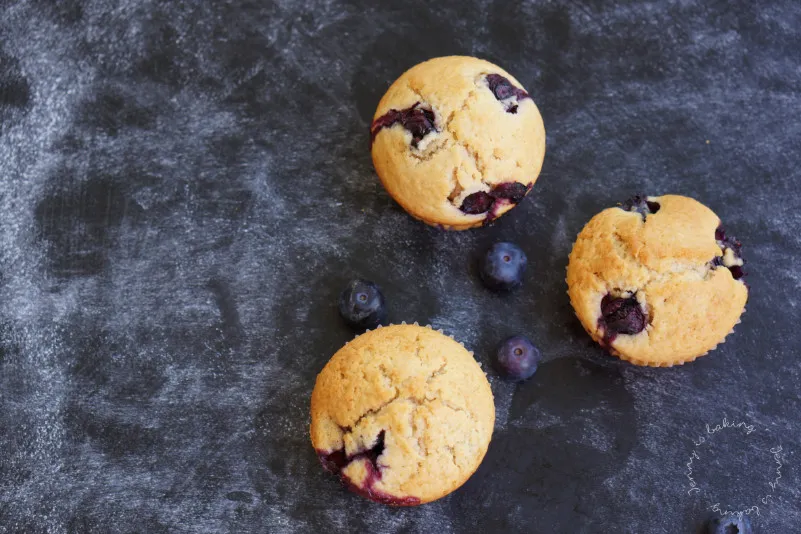 Frisch gebackene, saftige Heidelbeermuffins mit knuspriger Oberfläche, die Glück versprechen.