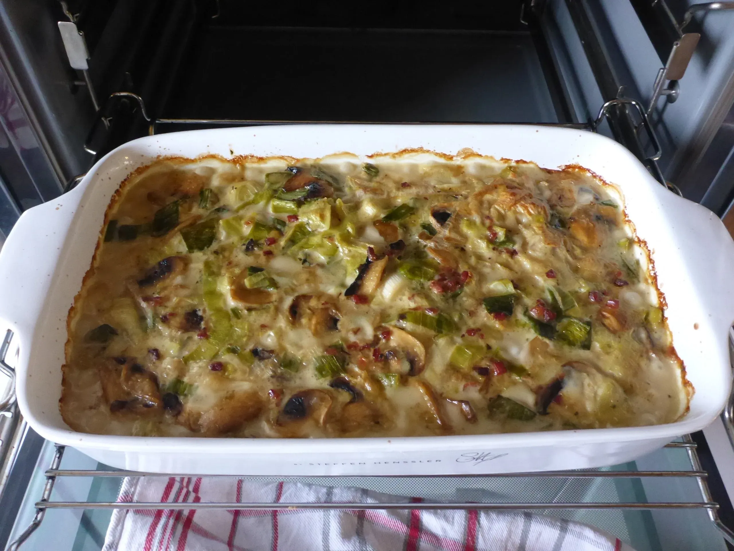 Frisch gebackene Schnitzelpfanne nach 90 Minuten aus dem Ofen, reichhaltig und zart