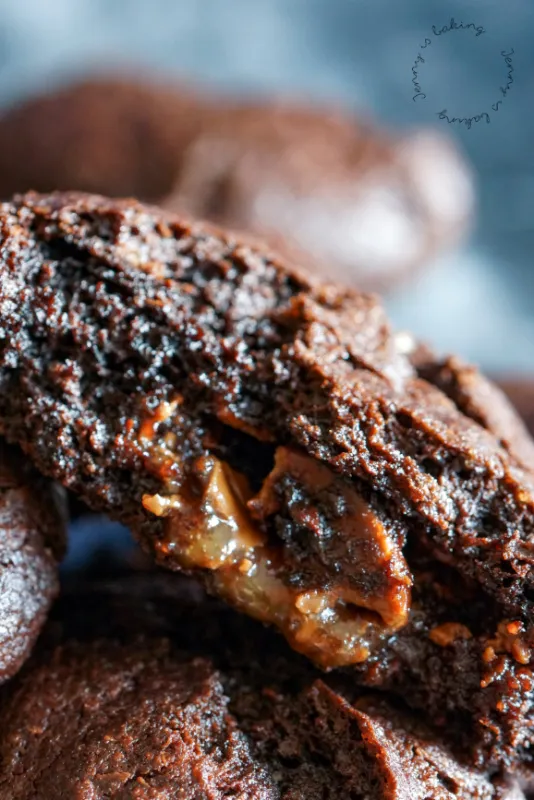 Frisch gebackene Schoko Cookies mit Karamellfüllung auf einem Backblech