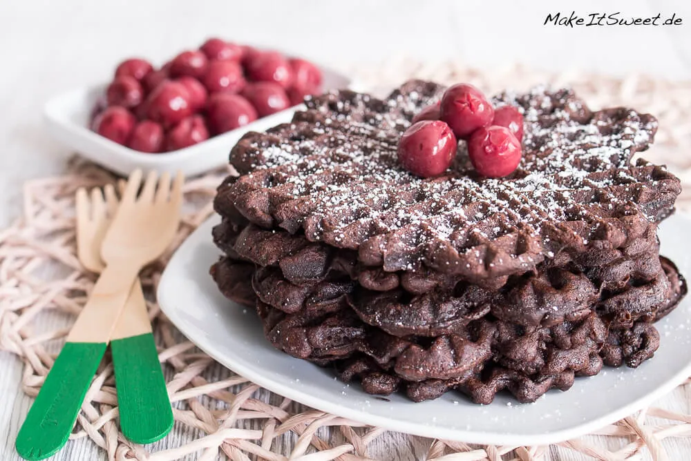 Frisch gebackene Schokowaffeln aus dem Waffeleisen, bereit zum Genuss