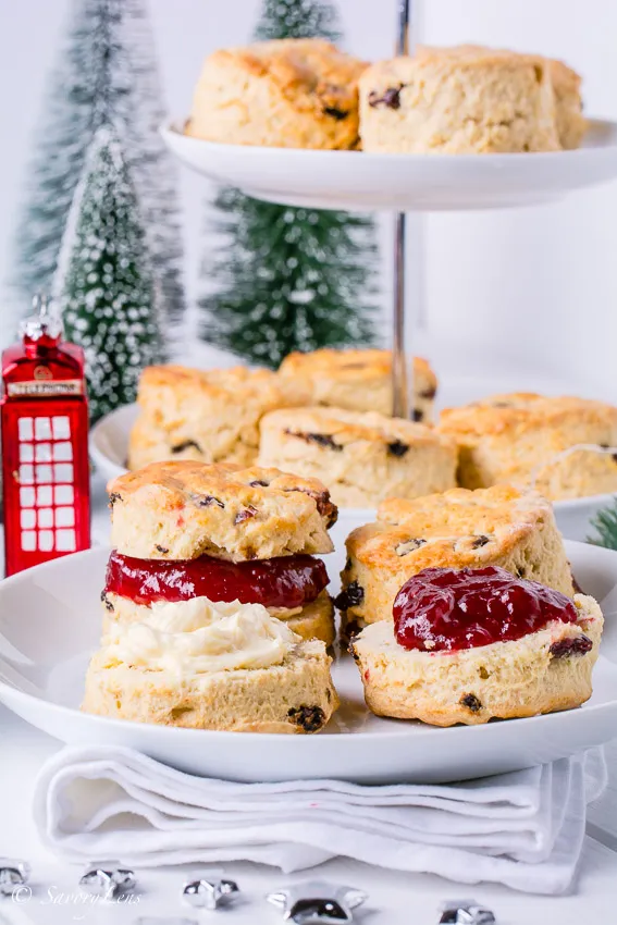 Frisch gebackene Scones, bereit zum Bestreichen mit hausgemachter Weihnachtsmarmelade