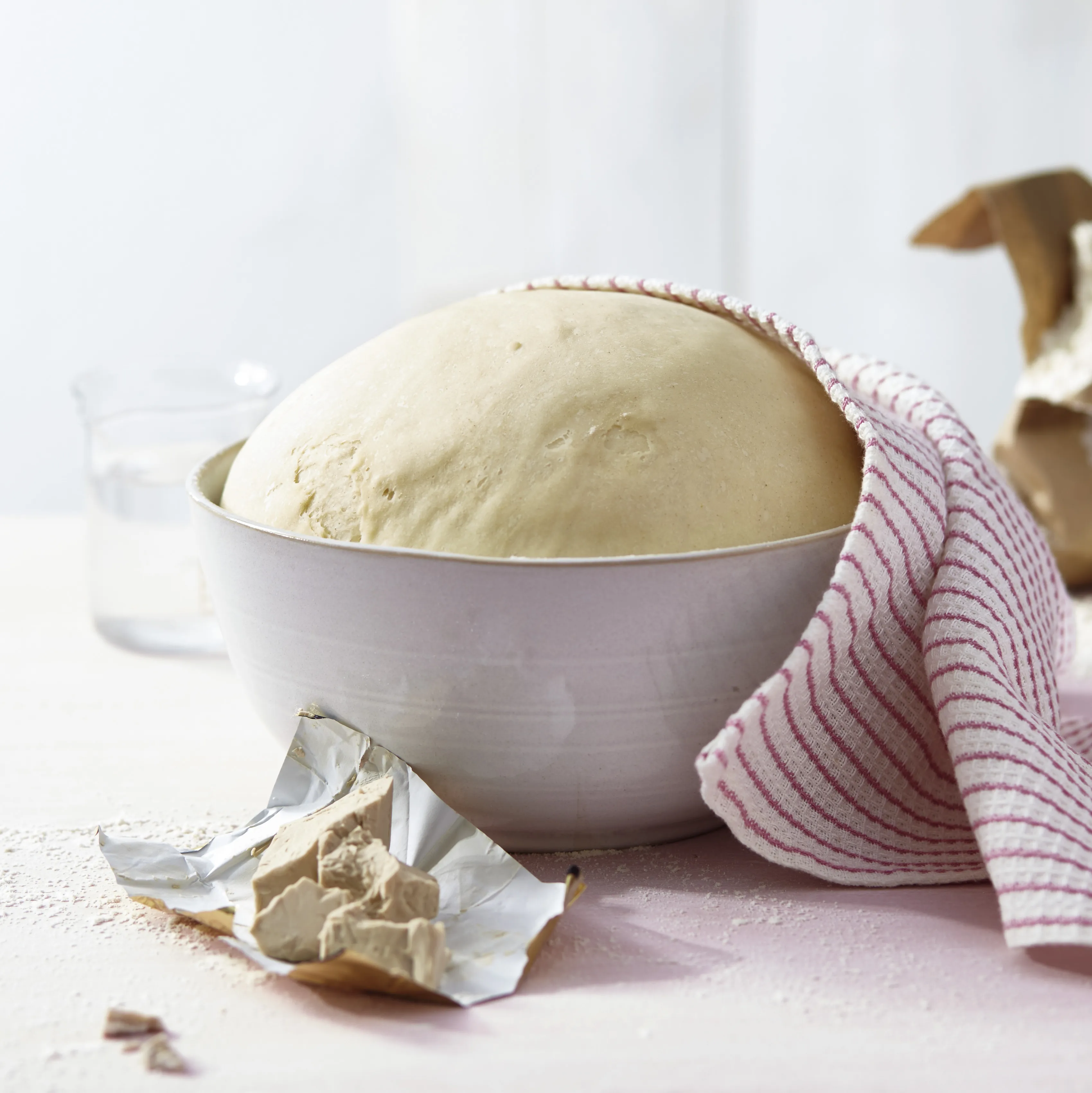 Frisch gebackene Thermomix Hefeteig-Teilchen auf einem Holzbrett