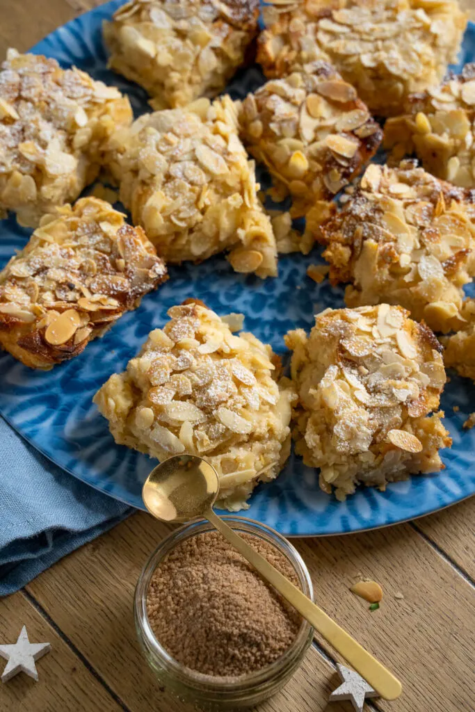Frisch gebackener Apfelkuchen mit Mandeln, duftend aus dem Ofen