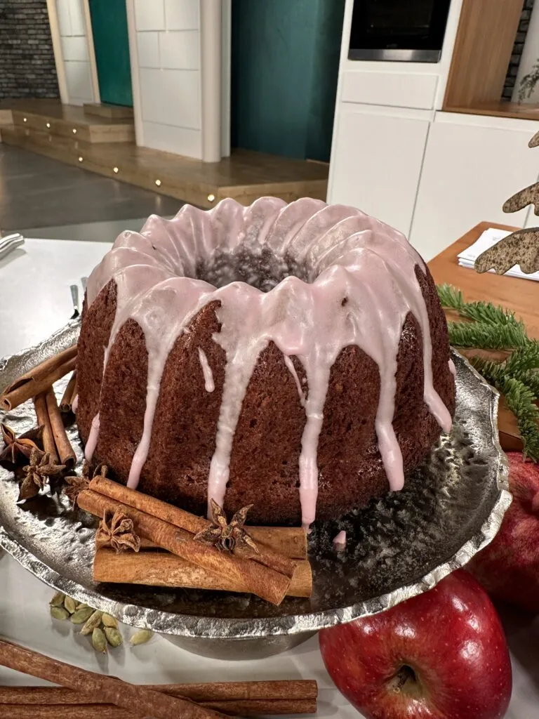 Frisch gebackener Glühweinkuchen im Gugelhupf, bereit zum Glasieren