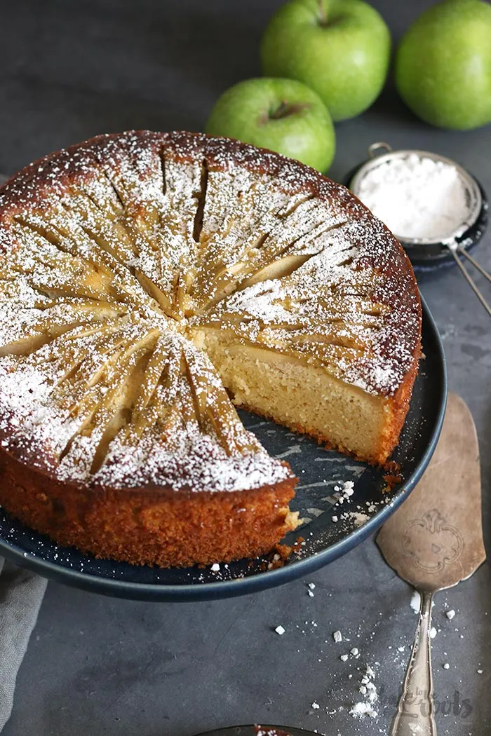 Frisch gebackener Low-Carb Apfelkuchen auf einem Holzbrett