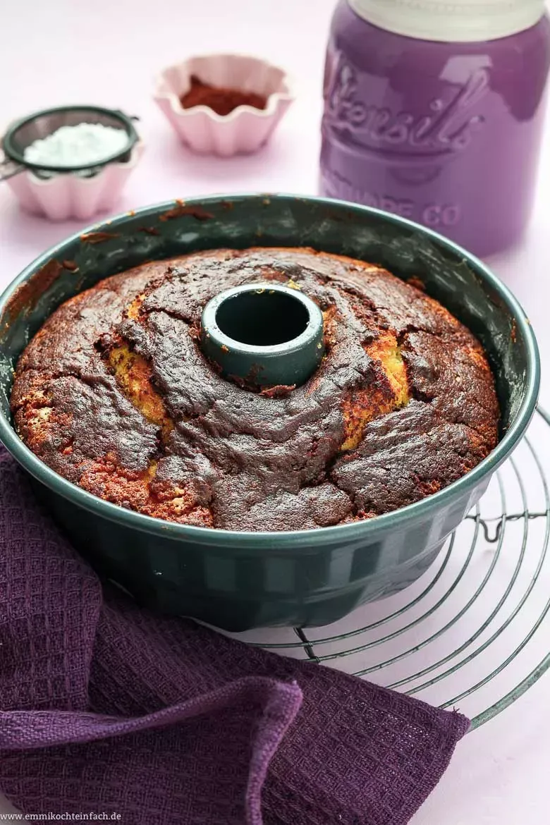 Frisch gebackener Marmorkuchen in einer klassischen Gugelhupfform auf einem Kuchengitter zum Abkühlen, ein einfacher Kuchengenuss.