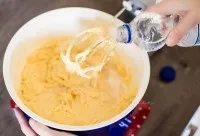 Frisch gebackener Selterskuchen auf dem Backblech, die perfekte Grundlage für den Olaf Geburtstagskuchen.