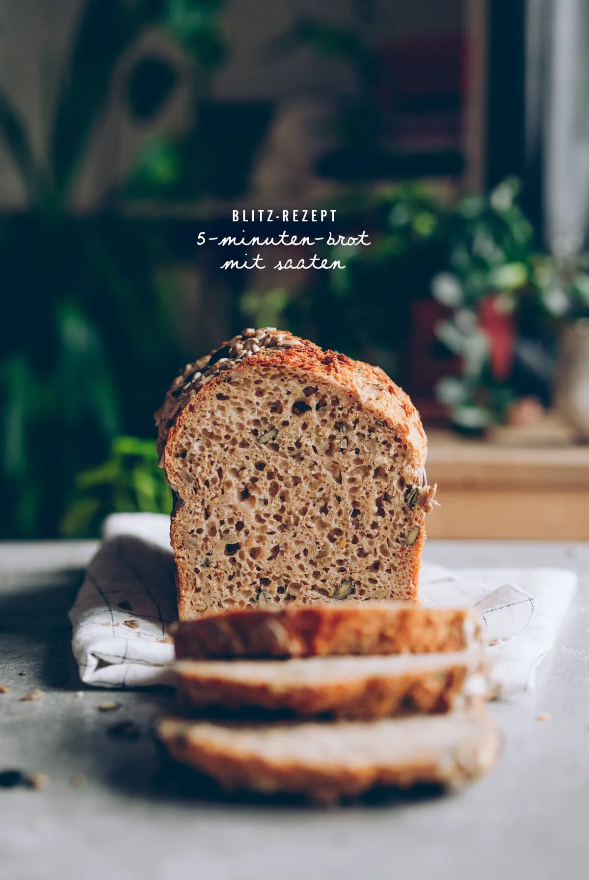 Frisch gebackenes 5-Minuten-Brot auf einem Schneidebrett