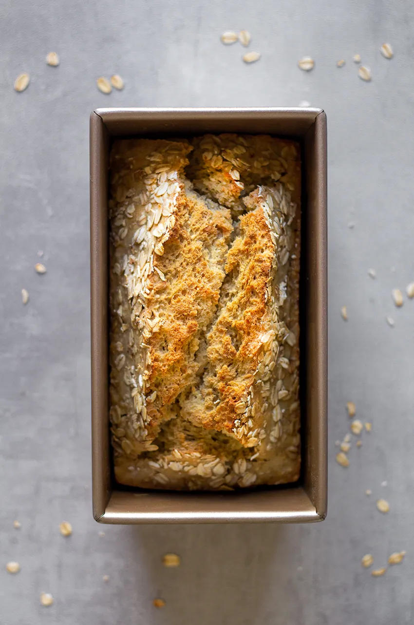 Frisch gebackenes Dinkelbrot mit knuspriger Kruste, ideal für schnelles Brot backen mit Trockenhefe
