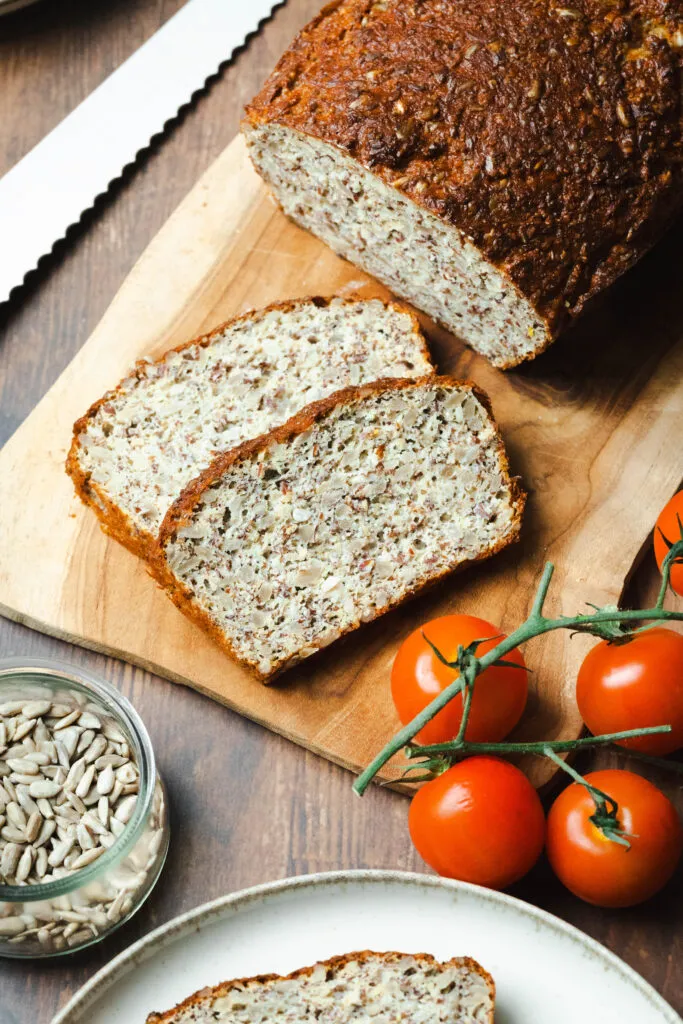 Frisch gebackenes Eiweißbrot mit Quark, von oben fotografiert, mit goldbrauner Kruste und sichtbaren Samen