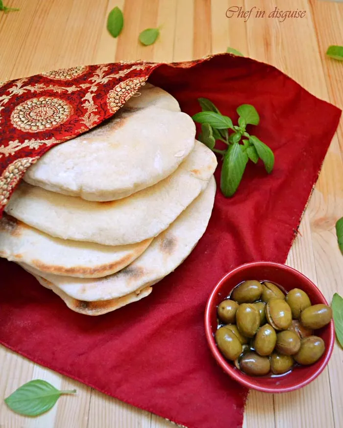 Frisch gebackenes Pita Brot mit Oliven und Kräutern
