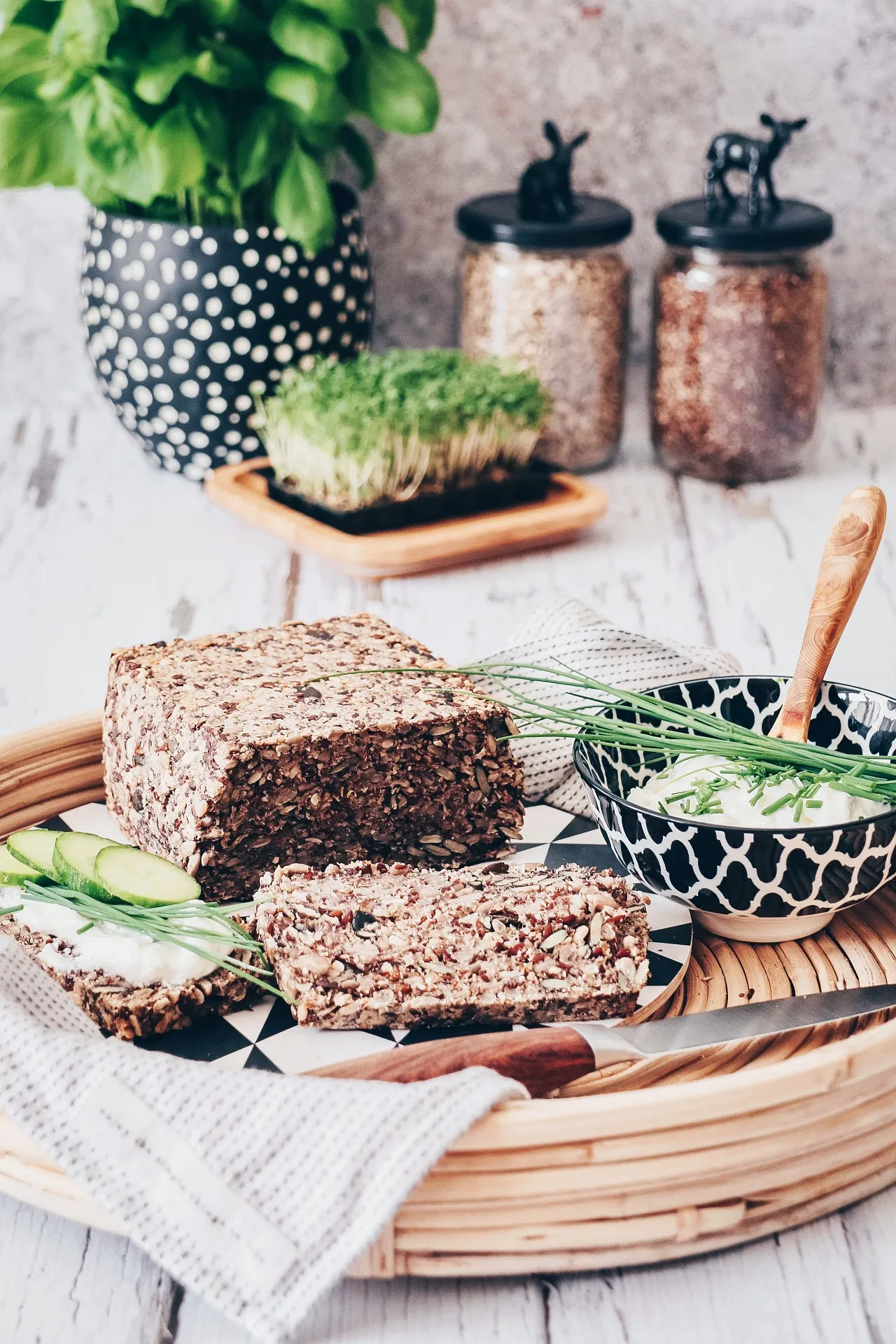 Frisch gebackenes, rustikales Körnerbrot ohne Mehl auf einem Schneidebrett, geschnitten und bereit zum Genuss.