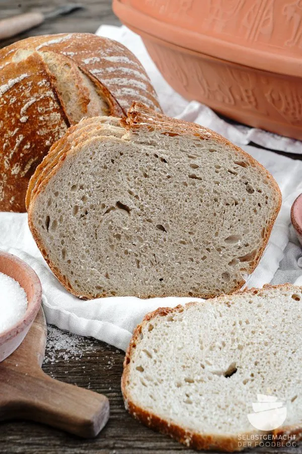 Frisch gebackenes Sauerteigbrot Römertopf