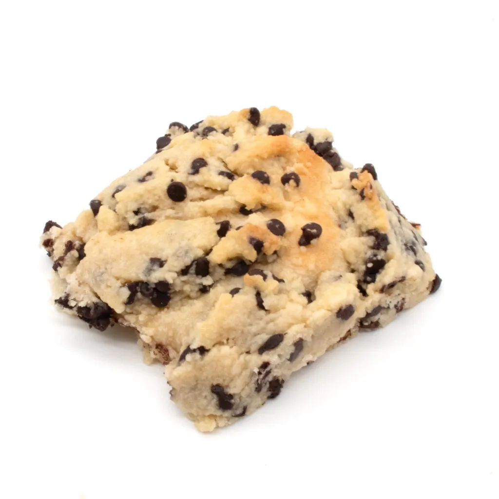 Frisch gebackenes Schokostreuselbrötchen mit goldbraunen Streuseln und zartschmelzenden Schokoladenstückchen, typisch für deutsche Backtradition.