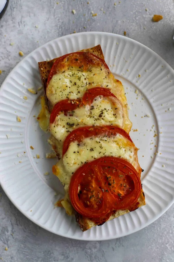 Frisch gebackenes Tomate Mozzarella Baguette auf einem Teller