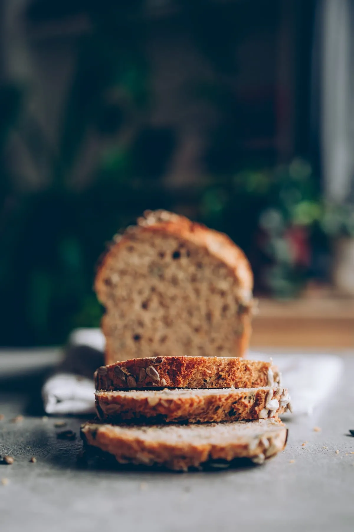 Frisch gebackenes Vollkornbrot in Scheiben, bereit zum Belegen