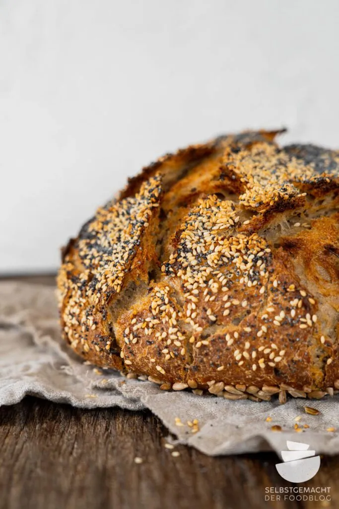 Frisch gebackenes Weltmeisterbrot mit Mohn, Sesam und Sonnenblumenkernen