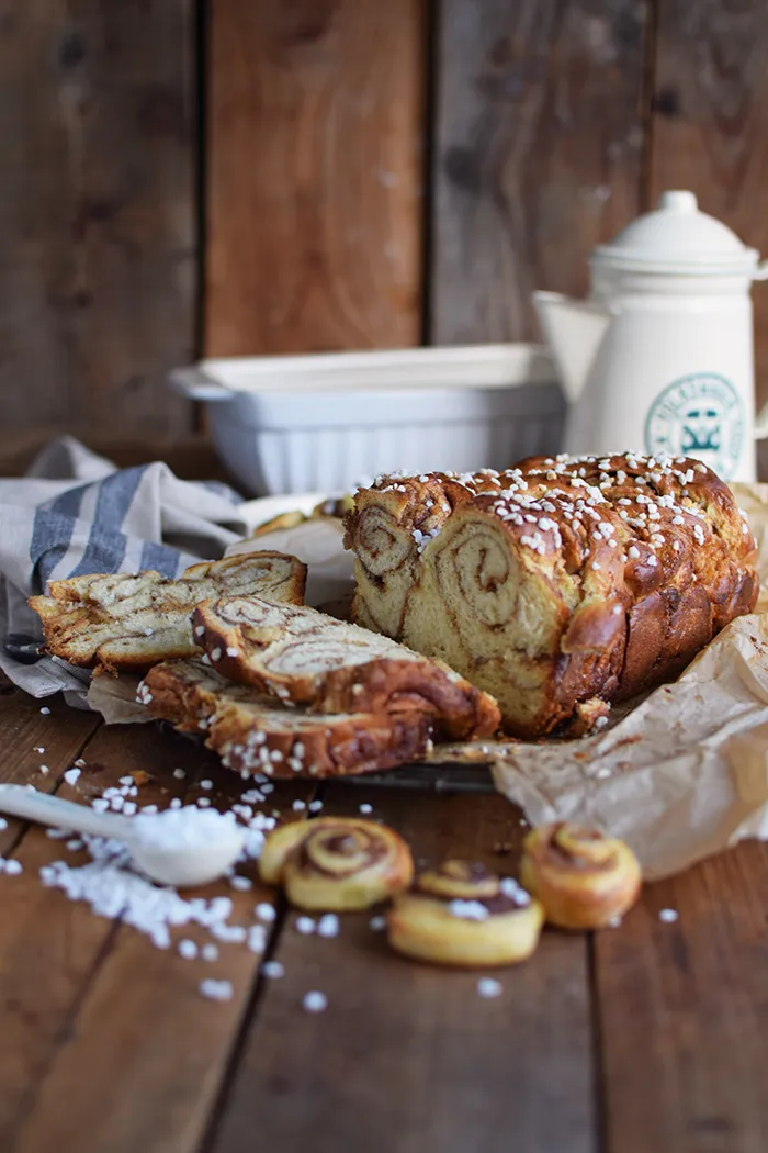 Frisch gebackenes Zimtschnecken Brot, bereit zum Einpacken