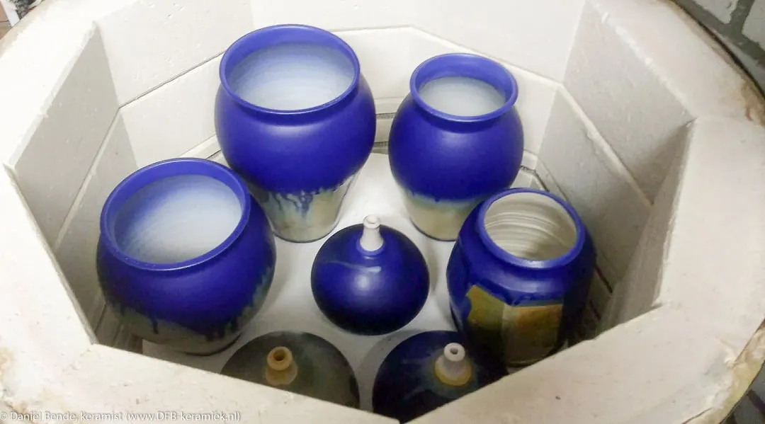 Frisch gebrannte Keramik mit tiefblauer Glasur im Ofen, Ergebnis eines dfb training online Projekts