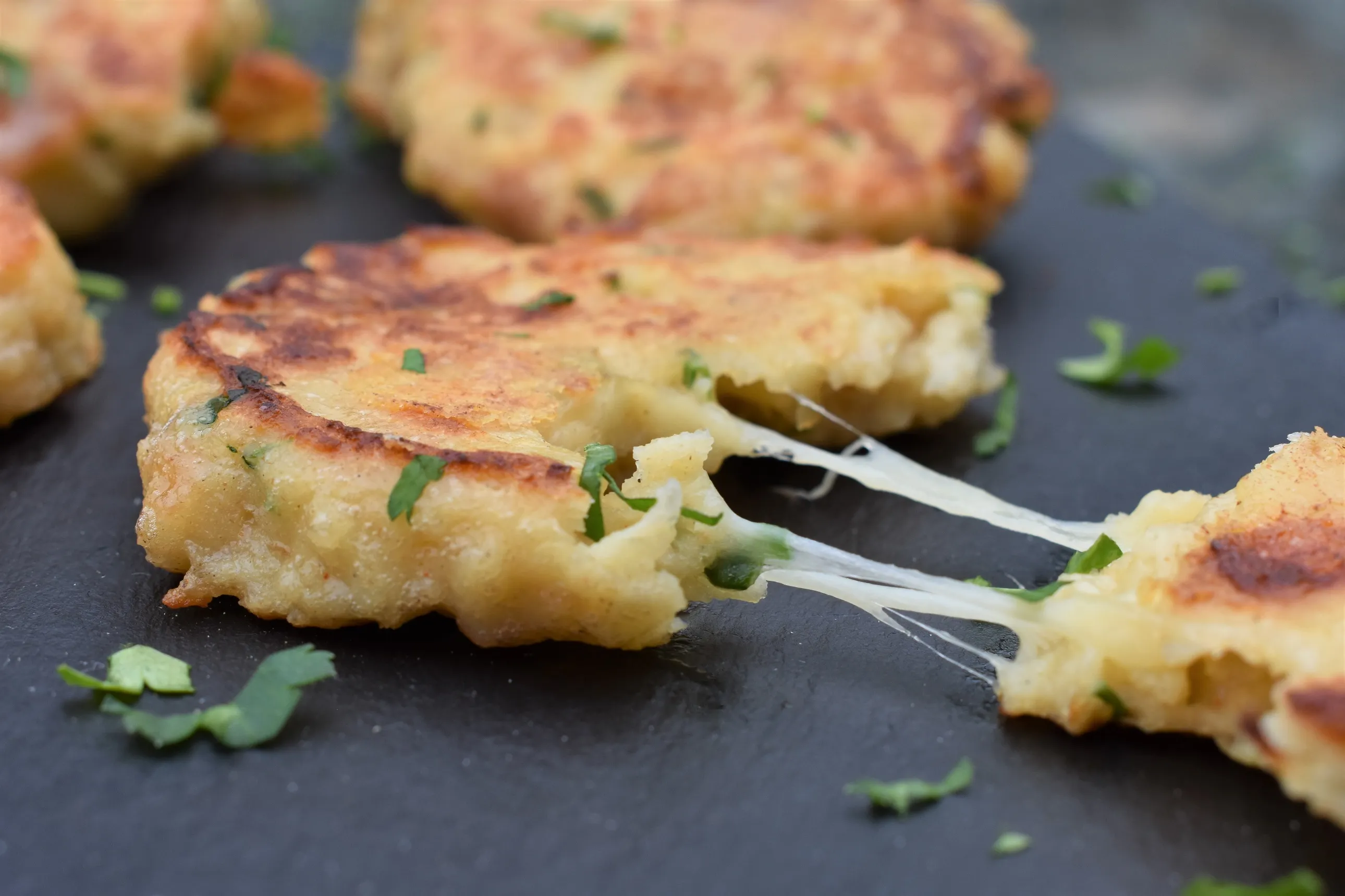 Frisch gebratene Kaspressknödel, goldbraun und appetitlich angerichtet.