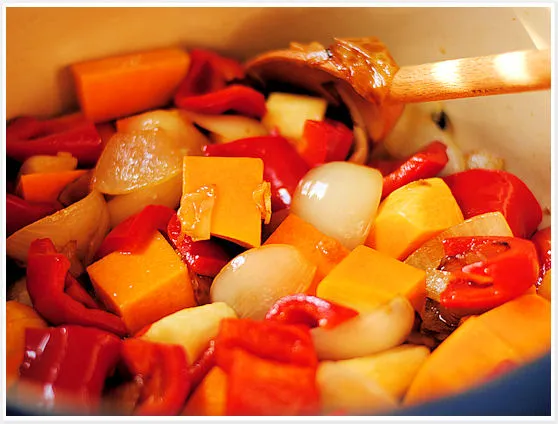 Frisch gebratenes Gemüse für Ratatouille mit Zwiebeln, Knoblauch, Chili, Kürbis und Pastinaken