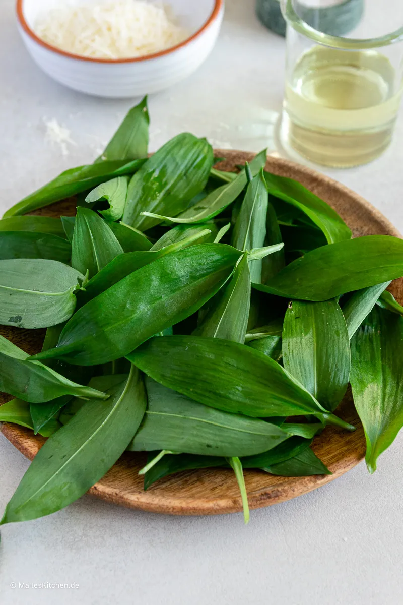 Frisch geernteter Bärlauch, bereit zur Verarbeitung, liegt auf einem Holzbrett