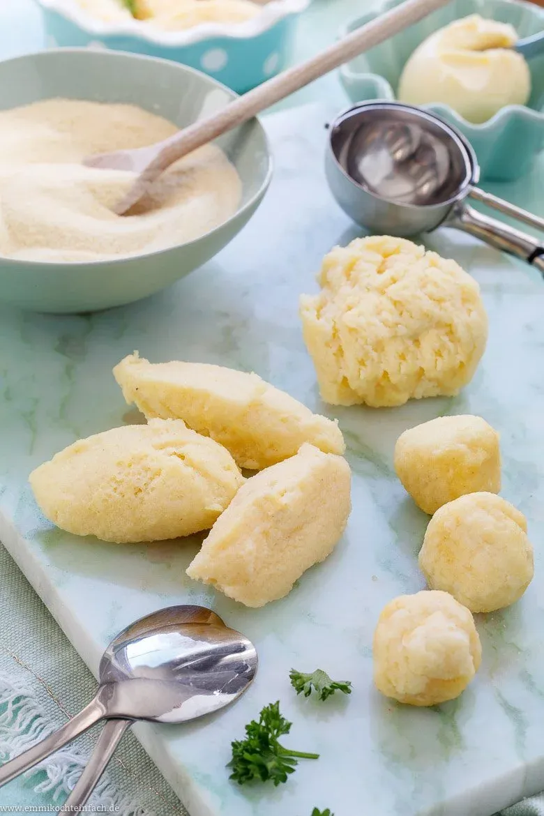 Frisch geformte Grießklößchen Nocken in einer Suppenschüssel