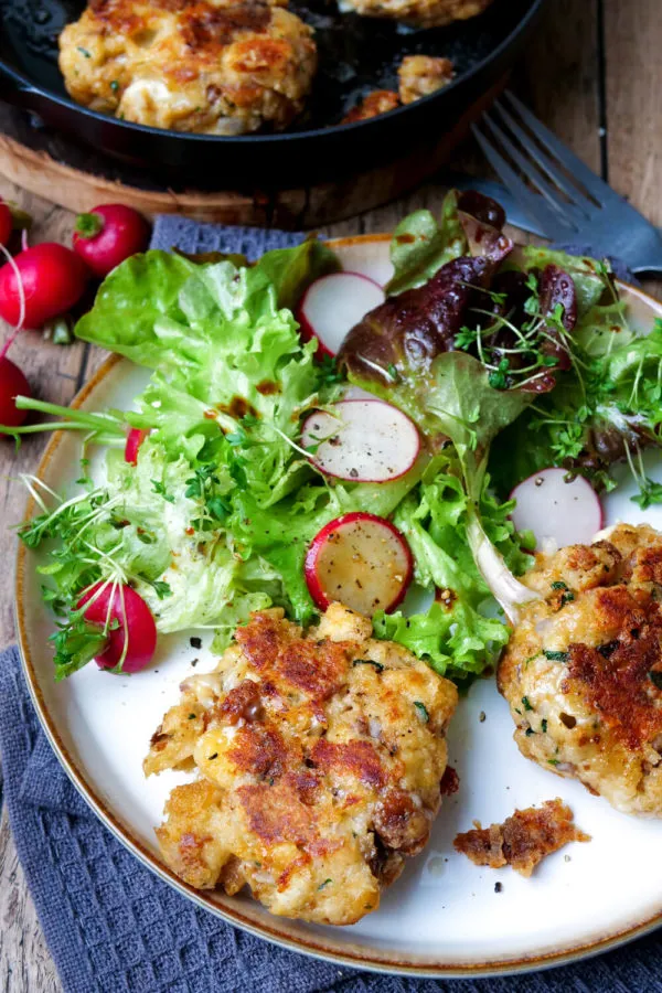 Frisch geformte Kaspressknödel mit Käsewürfeln im Inneren