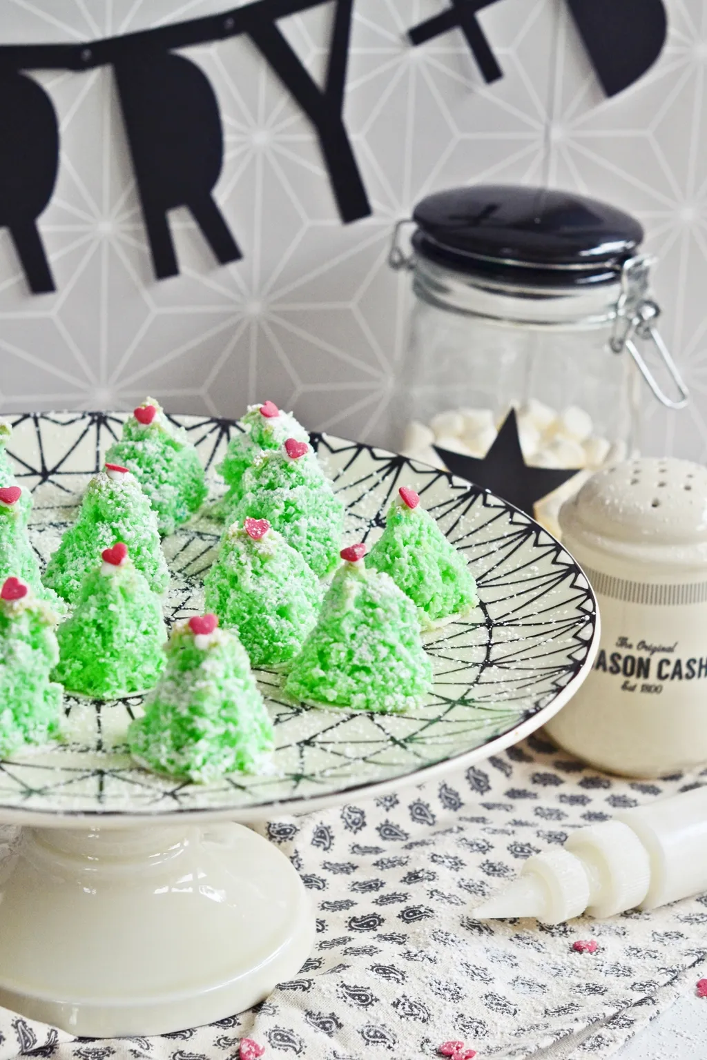 Frisch geformte Kokosmakronen-Tannenbäume auf Oblaten, bereit zum Backen