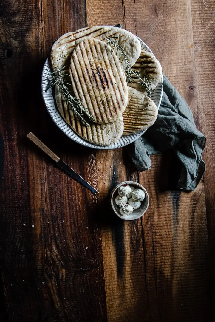 Frisch gegrilltes Naan-Brot als Beilage zu Kürbis