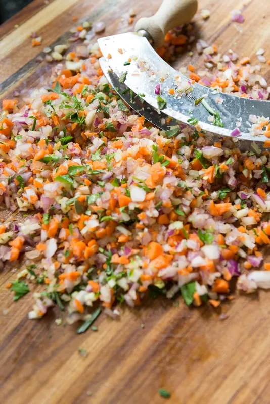 Frisch gehacktes Battuto aus Zwiebeln, Karotten, Sellerie und Kräutern