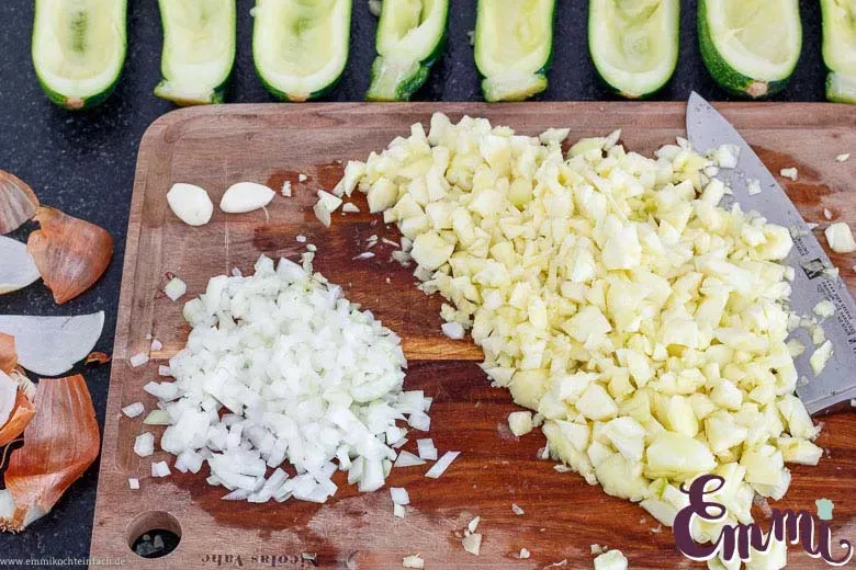 Frisch gehacktes Zucchinifruchtfleisch, Zwiebeln und Knoblauch – wichtige Zutaten für die aromatische Hackfleischfüllung.